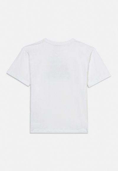 Απλή λευκή κοντομάνικη μπλούζα τοποθετημένη επίπεδα που δείχνει την πίσω πλευρά με στρογγυλή λαιμόκοψη και χωρίς ορατά σχέδια ή λογότυπα.