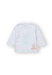 Camisa de manga larga gris claro con textura moteada, acentos naranjas y un gráfico de gesto de la mano con la lettering "C.N.D.H.".