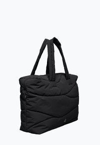 Svart, vadderad tote-väska med stoppade handtag och dragkedjestängning upptill, visad mot en vit bakgrund.