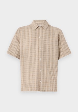 Camisa de manga corta, con cuello, en beige con un patrón a cuadros. Fabricada con un tejido texturizado, presenta un cierre frontal de botones y un corte relajado.