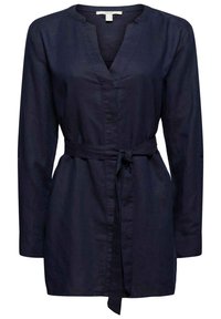 Robe chemise en lin bleu marine avec un col en V et des manches longues, dotée d'une ceinture nouée à la taille et d'un design minimaliste.