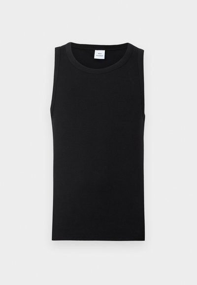 Svart ermeløs ribbestrikket tanktopp med rund hals, lagt flatt på hvit bakgrunn, vist forfra.