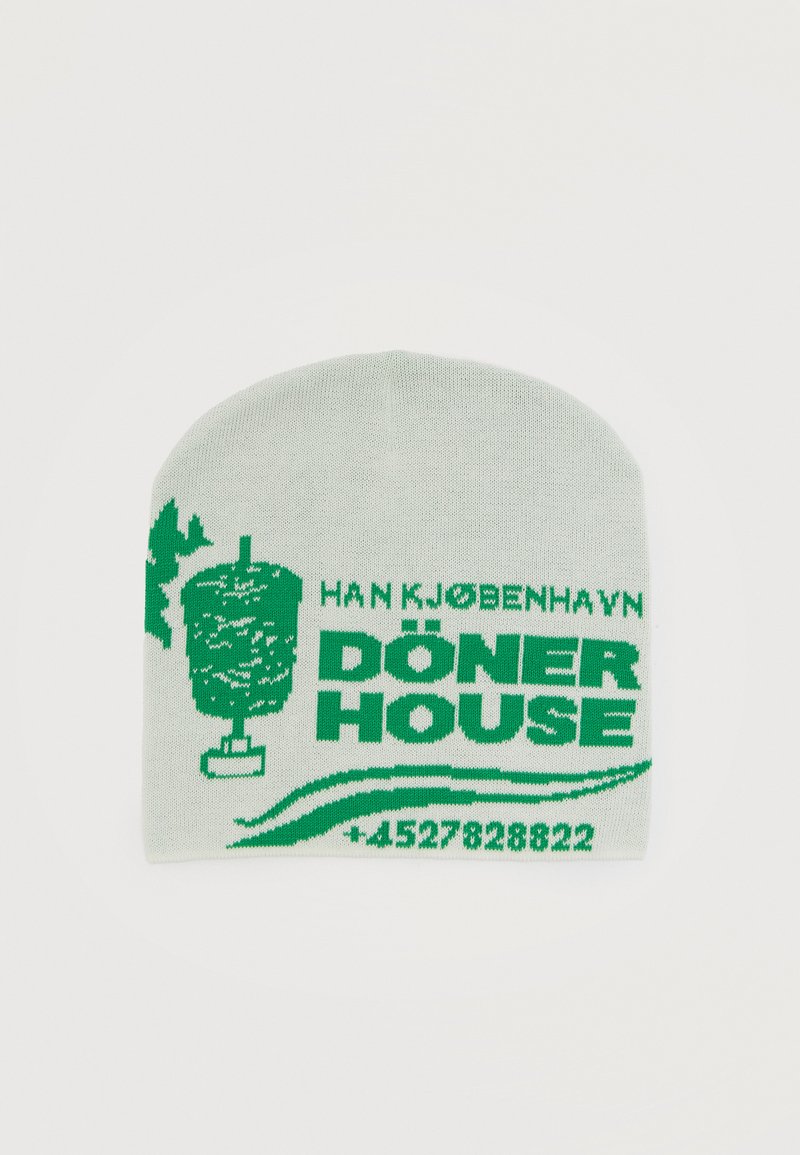 Lysegrå lue med grønt bilde av en donerkebab, teksten "Hankjoebenhavn Döner House" og et telefonnummer.