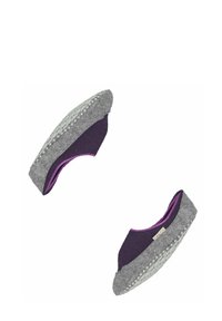 Scarpe slip-on grigie in feltro con una tomaia in maglia viola testurizzata, caratterizzate da un rivestimento interno viola a contrasto e una suola decorata con piccoli punti.