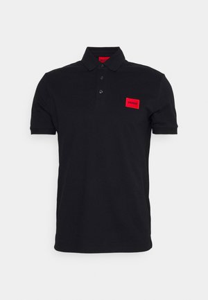 Sort polo-shirt med korte ærmer, tre-knaps placket og et rødt logo-patch på brystet. Fremstillet af et glat, struktureret materiale.