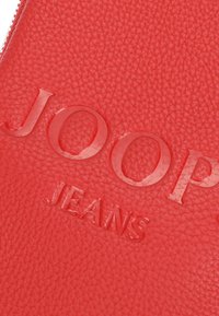 JOOP! Jeans LETTERA BIANCA - Ovitek za telefon - red