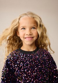 Sweat-shirt noir à sequins multicolores, col rond et manches longues, présentant une surface texturée et brillante.