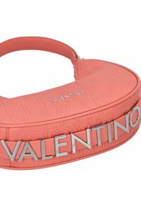 Sac à épaule en cuir corail avec motif logo en relief et quincaillerie argentée. Forme arrondie, fermeture éclair et détail de lettrage "VALENTINO" bien en vue.
