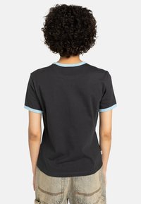 Czarna bawełniana koszulka z jasnoniebieskim kołnierzykiem i wykończeniami rękawów, z klasycznym okrągłym dekoltem i luźnym krojem.