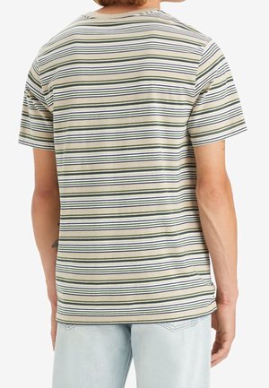 T-shirt rayé beige avec des lignes bleu marine, vertes et blanches, présentant une coupe décontractée, des manches courtes et un col rond.