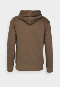 Felpa marrone con una vestibilità comoda, colletto con cappuccio e polsini a coste. Tessuto morbido con una finitura liscia e senza loghi o motivi visibili.
