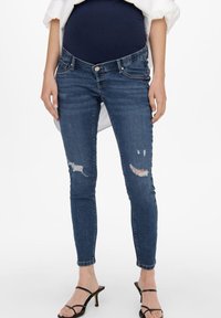 ONLY MATERNITY OLMDAISY PUSH UP - Uske traperice - medium blue denim