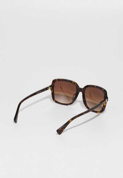 Braune Schildpatt-Sonnenbrille mit quadratischen Gläsern und einem verlaufenden braunen Farbton. Sie verfügt über schlanke, geschwungene Bügel mit goldenen Akzenten an den Scharnieren.