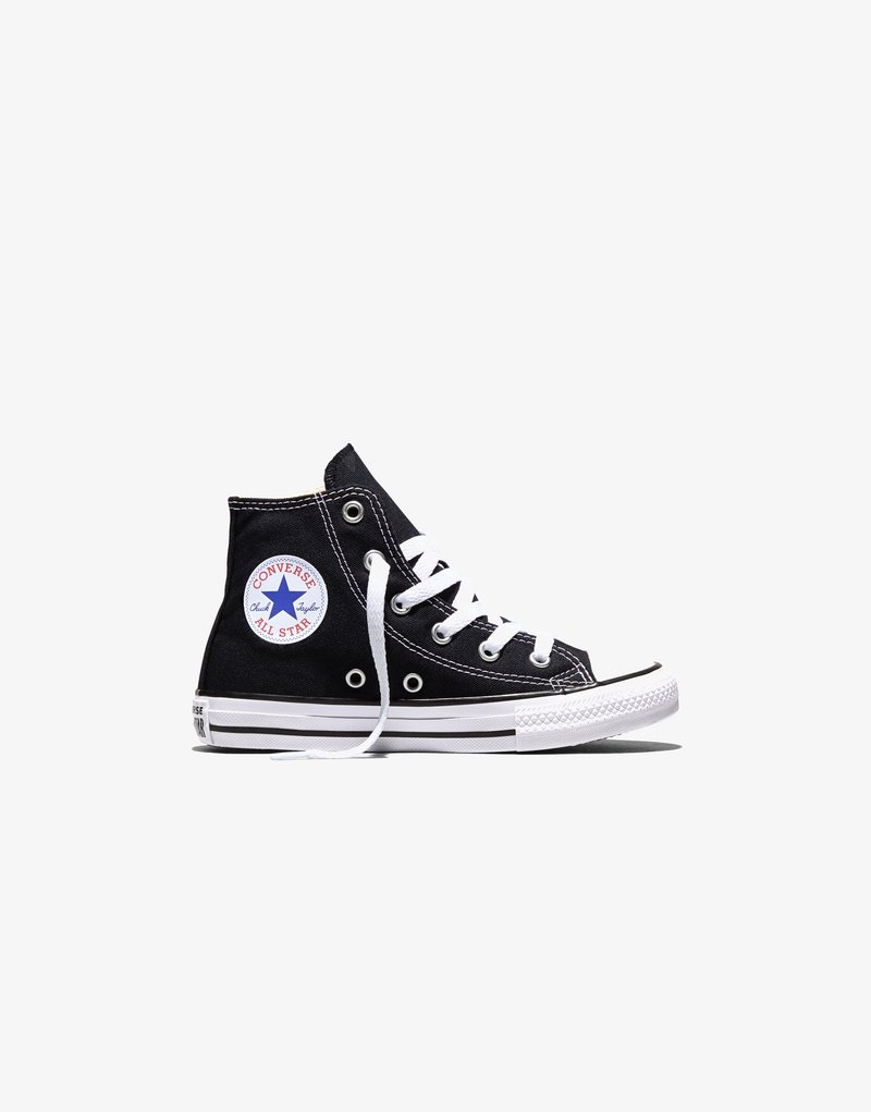 Scarpa da ginnastica Converse All Star alta nera con lacci bianchi, suola in gomma bianca e logo circolare sulla caviglia su sfondo bianco.