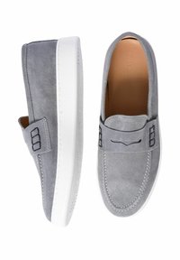 Scarpe slip-on in suede grigio con suole in gomma bianca. Presentano dettagli cuciti e un accento con una fascia testurizzata. Fodera interna liscia.