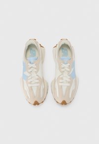 Beige-weiße Sneaker mit hellblauen Akzenten. Mesh- und Wildledermaterialien, mit einer strukturierten Sohle und flachen Schnürsenkeln. Abgerundete Zehenpartie.