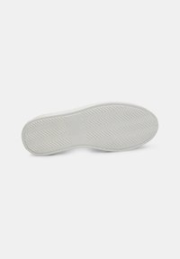 Fehér gumis sneaker talp halszálka mintázattal. Simára csiszolt felülettel és középen elhelyezett sávval a középtalpon.