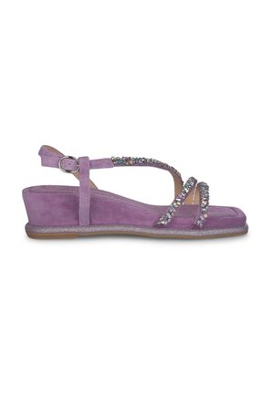 Sandalo con zeppa in suede viola con una base luccicante, decorato con fasce di strass multicolori e una fibbia regolabile alla caviglia.