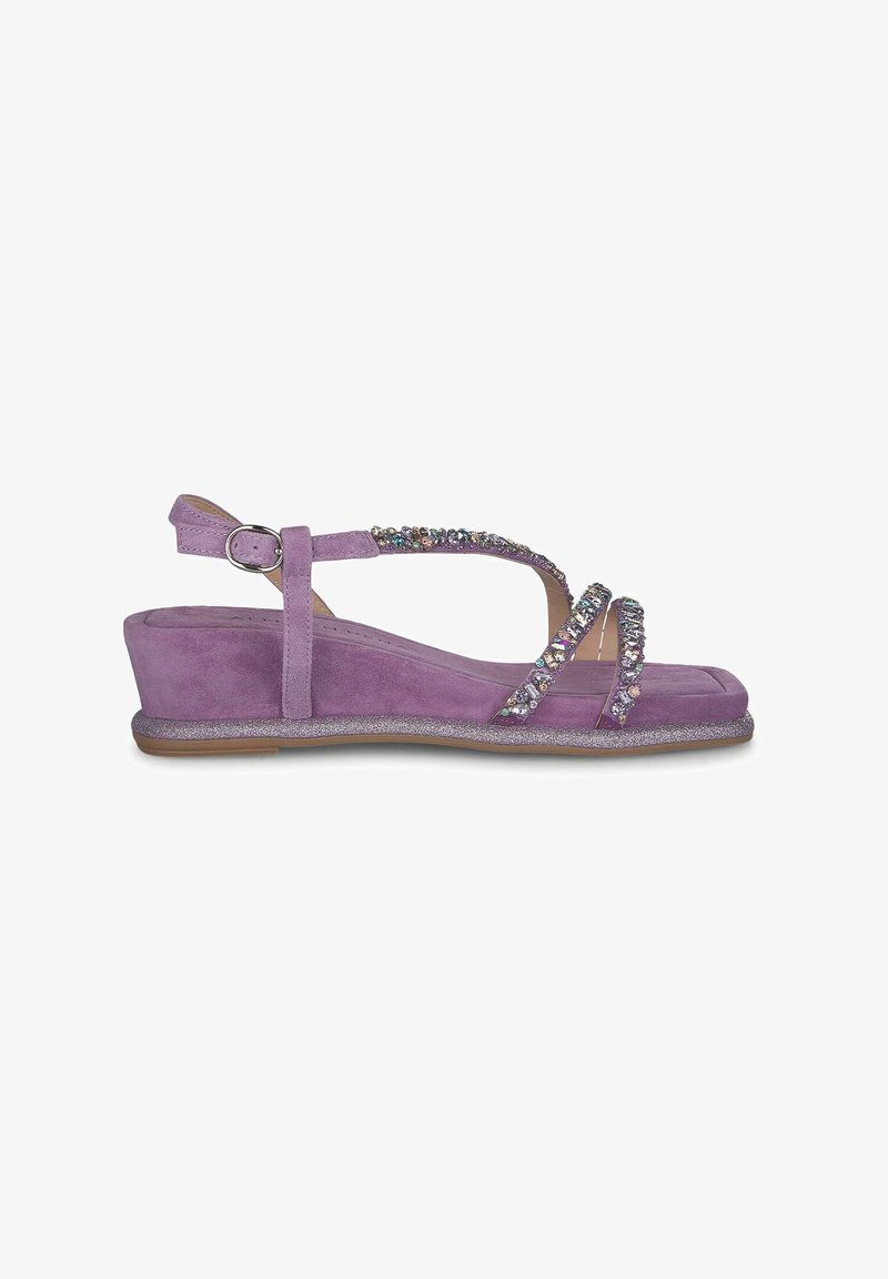 Sandalo con zeppa in suede viola con una base luccicante, decorato con fasce di strass multicolori e una fibbia regolabile alla caviglia.