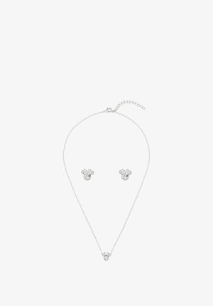 Ensemble de bijoux en argent comprenant un collier délicat avec une pierre centrale et des boucles d'oreilles clous assorties, tous deux ornés de cristaux transparents.