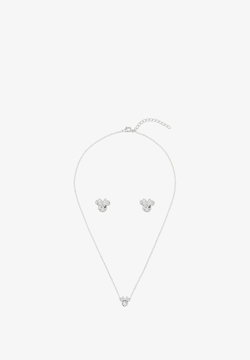 Ensemble de bijoux en argent comprenant un collier délicat avec une pierre centrale et des boucles d'oreilles clous assorties, tous deux ornés de cristaux transparents.