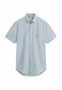 Lichtblauwe kortefr shirt gemaakt van linnen; heeft een button-down kraag en een borstzak met een klein logo. Gladde textuur, casual ontwerp.