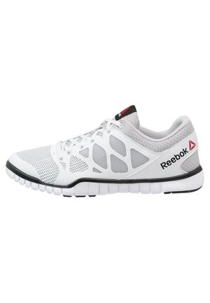 Bílá a šedá atletická bota Reebok s mesh panely, černým a červeným logem a flexibilní segmentovou podrážkou.