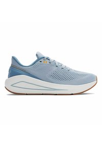 Zapatilla deportiva de color azul claro con parte superior de malla transpirable, cuello acolchado y una entresuela blanca que cuenta con una suela exterior de goma texturizada.