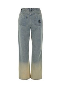 Jeans de mezclilla azul claro con un desvanecimiento gradual a beige en el dobladillo. Presentan un corte relajado, dos bolsillos traseros y un detalle del logotipo en relieve.