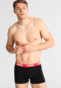 Puma BASIC 2 PACK - Calzoncillos - schwarz-rot/schwarz-blau