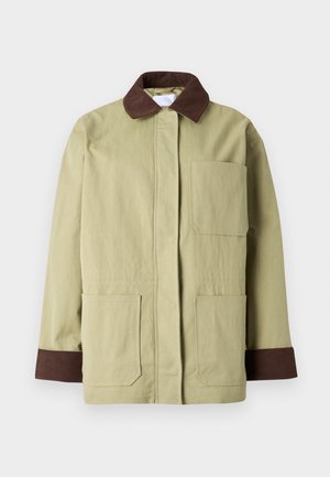 Giacca di cotone verde con colletto in velluto a coste marrone, due tasche frontali e polsini marroni a contrasto. Design semplice e taglio dritto.