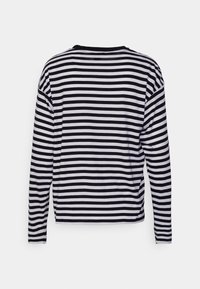 Långärmad skjorta med horisontella svarta och vita ränder. Rund halsringning med avslappnad passform och mjuk tygtextur.