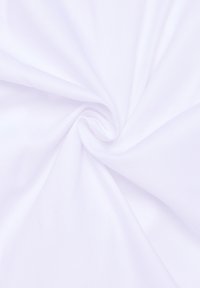 Tessuto bianco con una consistenza liscia, caratterizzato da un sottile motivo rigato. Il materiale è leggero e si drappeggia in un motivo a spirale.