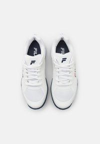 Adidași albi sportivi cu un superior din plasă, accente texturate și o talpă de culoare navy. Sireturile sunt proeminente, iar un logo este afișat pe limbă.