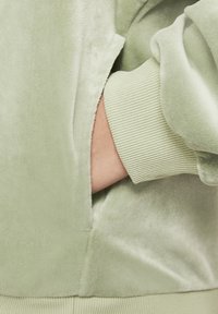 Nike Sportswear NSW PO COZY - Pulover s kapuco - oil green