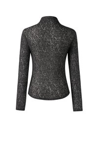 Zwarte top met lange mouwen, voorzien van een bloemenkantpatroon en een hoge kraag. De stof is doorschijnend met een gladde textuur, nauwsluitend en licht taps toelopend van vorm.