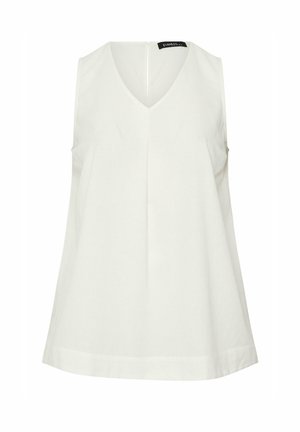 Blouse blanche sans manches à col en V avec une coupe légèrement évasée et un pli central devant, avec une étiquette de marque noire visible à l’intérieur de l’encolure.