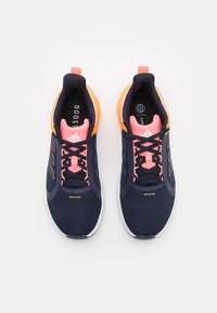 Des chaussures de course bleues avec un mesh respirant, des accents roses, des lacets noirs et une semelle blanche avec un détail de talon orange.