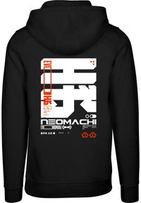 Černá mikina s kapucí, která na zadní straně obsahuje výrazný bílý a oranžový grafický text, včetně log a stylizovaných písmen. Hladký povrch.