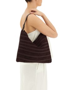 Grande borsa hobo in tessuto bordeaux con sottili strisce orizzontali crema. Presenta un manico in pelle e un design morbido.