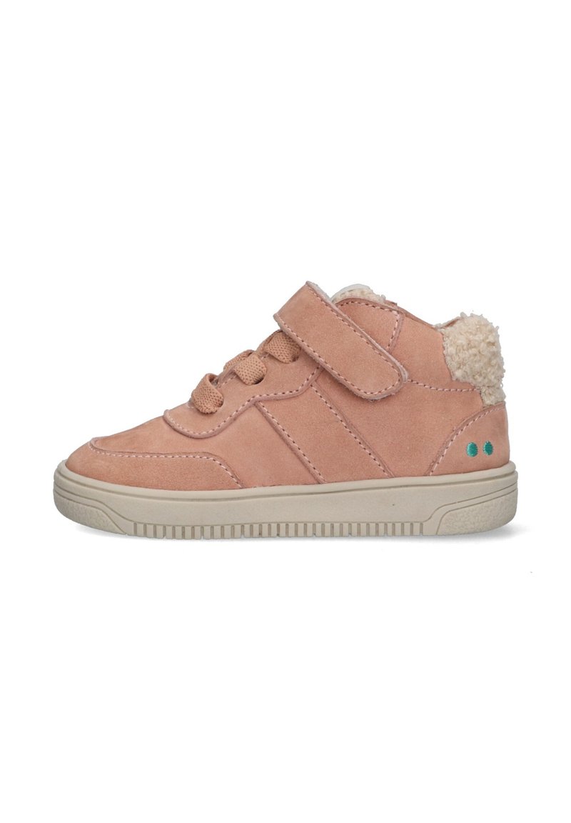 Zapatilla de ante rosa con una parte trasera mullida, cordones en la parte delantera y una correa de velcro ajustable. Presenta una suela texturizada y pequeños puntos verdes de acento.