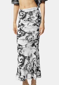 Gonna maxi a righe in bianco e nero con un design arricciato, caratterizzata da motivi vorticosi, una vestibilità aderente e un orlo svasato, realizzata in un tessuto morbido ed elastico.