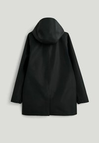 Sort lang regnfrakke med hætte, lange ærmer og lige snit, vist bagfra mod en ensartet lys baggrund.