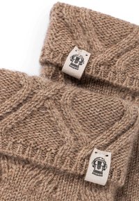 Braun gestricktes Material mit einem strukturierten Kabelmuster. Enthält ein Stoffetikett mit einem bedruckten Grafik. Weiches und flexibles Design.