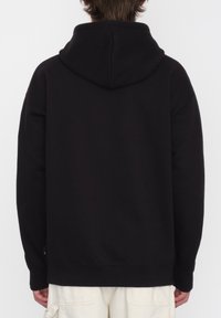 Sweat-shirt à capuche noir avec des poignets et un ourlet côtelés. Tissu doux, coupe décontractée et design minimaliste sans logos ou graphismes visibles.