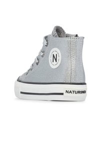 Srebrne wysokie trampki o teksturowanym wykończeniu, z sznurówkami, okrągłą naszywką z logo, czarnymi paskami na białej podeszwie oraz wzmocnionym czubkiem.