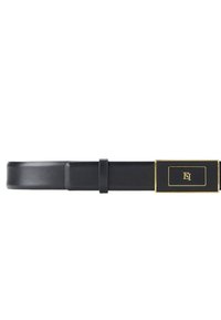 Cinturón de cuero negro con una hebilla rectangular en tono dorado que presenta un centro negro y un logotipo en relieve. Diseño plano, textura suave.