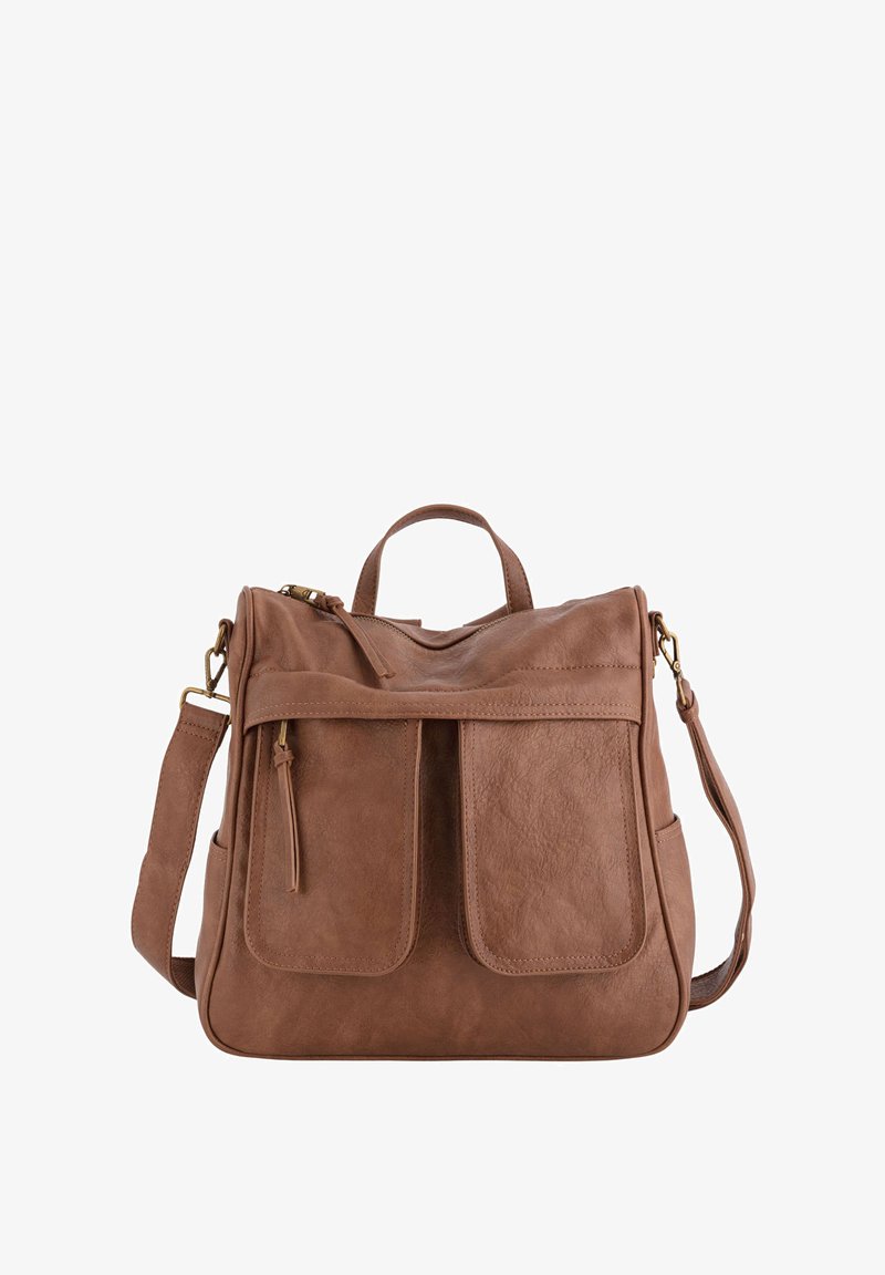 Braune Leder-Schultertasche mit zwei vorderen Klappenfächern, Oberhandgriff, Reißverschluss und verstellbarem Riemen auf weißem Hintergrund.