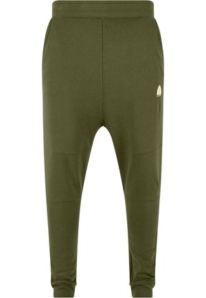 Olivgrüne, schlank zulaufende Jogginghose mit elastischem Bund, seitlichen Taschen, Knieabnähern, Bündchen an den Knöcheln und kleinem weißem Blatt-Logo am rechten Oberschenkel.
