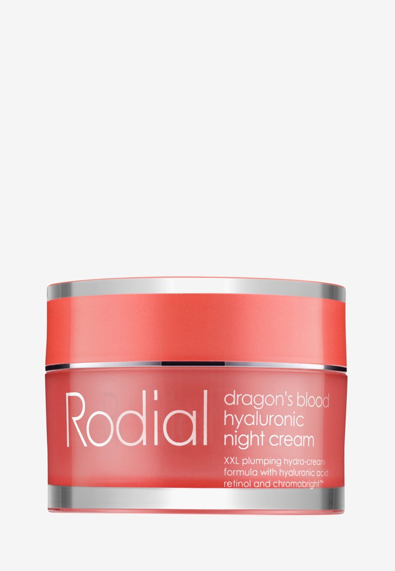 Rodial Dragon's Blood Hyaluronsäure Nachtcreme in einem klaren rosafarbenen Jar mit silbernen Akzenten. Das Etikett enthält weißen Text, der die Inhaltsstoffe und den Zweck beschreibt.